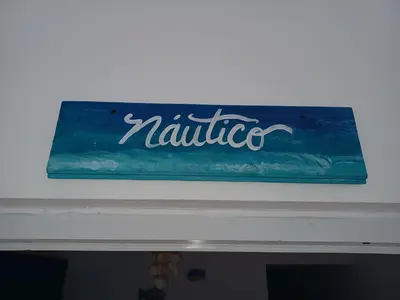 a sign sitting on top of a white table at Doña Mayra Aparta Hotel in Las Terrenas