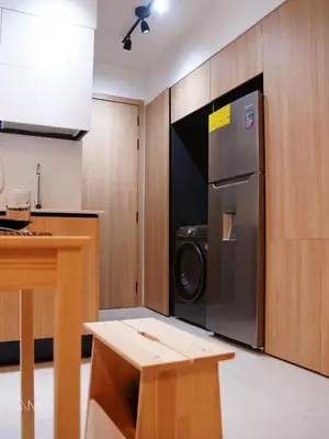 a kitchen with a refrigerator and a washing machine at Hermoso refugio céntrico in Santo Domingo