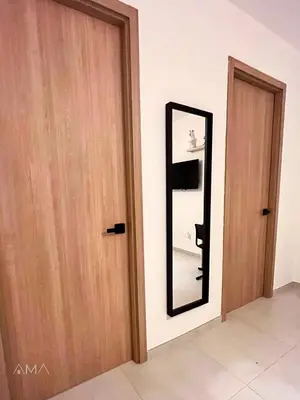 a mirror next to a door in a room at Acogedor Apartamento Céntrico in Santo Domingo