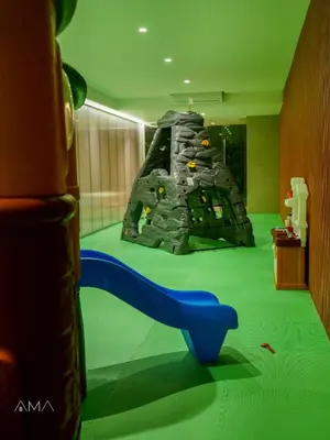 a room with a playground with a slide at Acogedor Apartamento Céntrico in Santo Domingo