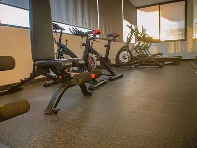 a gym with several bikes parked in a room at Confort y estilo en Galería 360 con piscina y gimnasio in Santo Domingo