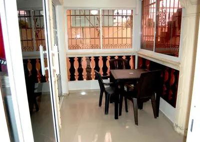 a dining room with a table and chairs and windows at Haabitacion Estudio III in Baní
