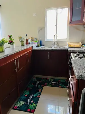 a kitchen with a floor mat in the middle of a kitchen at Casa Bonita Pimentel in Pimentel